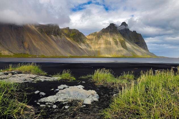 Creative Highlights World Berg Vestrahorn mit dem schwarzen Lavastrand Kirkjusandur, Bucht Hornvik, Südostisland, Island, Europa *** mountain Vestrahorn with the Black people Lava beach kirkjusandur, Bay Hornvik, southeast iceland, Iceland, Europe Copyright: imageBROKER/StefanxZiese iblszi08438424.jpg