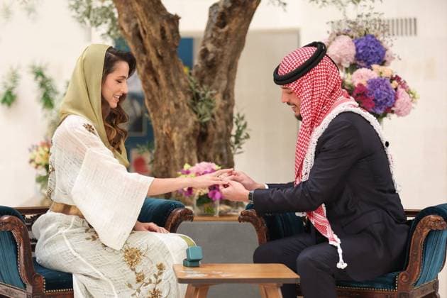 Bilder des Jahres 2022, Entertainment 08 August Entertainment Themen der Woche KW33 Entertainment Bilder des Tages Verlobung des Kronprinzen Al Hussein bin Abdullah II mit Rajwa Khaled bin Musaed bin Saif Jordan s Crown Prince Al Hussein bin Abdullah II engagement to Rajwa Khaled bin Musaed bin Saif bin Abdulaziz Al Saif, in Amman Jordan s Crown Prince Al Hussein bin Abdullah II engagement to Rajwa Khaled bin Musaed bin Saif bin Abdulaziz Al Saif, in Amman, Jordan on August 17, 2022. Photo by Royal Hashemite Court apaimages Amman Amman Jordan 170822_AMMAN_RHC_00 (6) Copyright: xapaimagesxRoyalxHashemitexCourtx xapaimagesx