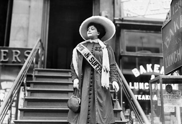 May 19, 2022, New York City, New York, USA: Actress and Suffragette Trixie Friganza descending steps, New York City, New York, USA, Bain News Service, October 1908 New York City USA - ZUMAg145 20220519_zap_g145_004 Copyright: xJTxVintagex