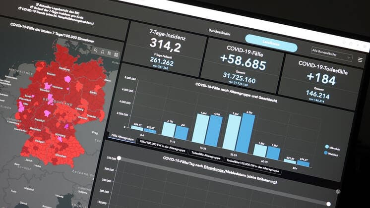 Dashboard des RKI, die 7-Tage-Inzidenz liegt nun bei 314,2 7-Tage-Inzidenz, Dashboard des RKI auf einem Monitor am 18.08.2022 in Siegen Deutschland.