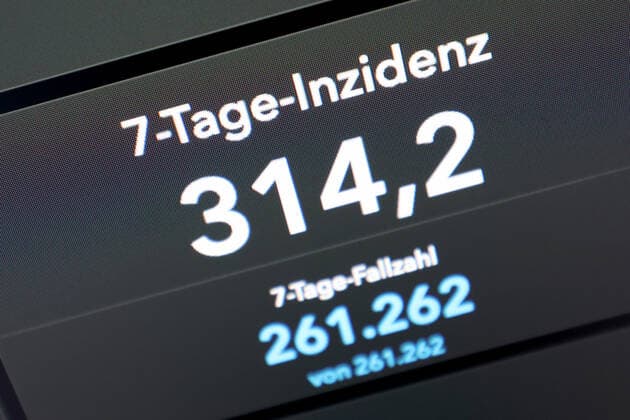 Dashboard des RKI, die 7-Tage-Inzidenz liegt nun bei 314,2 7-Tage-Inzidenz, Dashboard des RKI auf einem Monitor am 18.08.2022 in Siegen Deutschland.