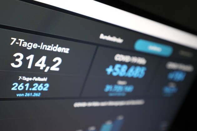 Dashboard des RKI, die 7-Tage-Inzidenz liegt nun bei 314,2 7-Tage-Inzidenz, Dashboard des RKI auf einem Monitor am 18.08.2022 in Siegen Deutschland.