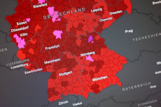 Dashboard des RKI, die 7-Tage-Inzidenz liegt nun bei 314,2 7-Tage-Inzidenz, Dashboard des RKI auf einem Monitor am 18.08.2022 in Siegen Deutschland.