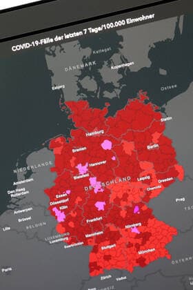 Dashboard des RKI, die 7-Tage-Inzidenz liegt nun bei 314,2 7-Tage-Inzidenz, Dashboard des RKI auf einem Monitor am 18.08.2022 in Siegen Deutschland.