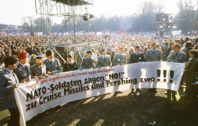 Menschen,Orte und Ereignisse im Jahr 1982-5 Bonn. Friednebewegung im Hofgarten zum Natodoppelbeschluß. ca. 1982 NRW *** People,places and events in 1982 5 Bonn Friednebewegung im Hofgarten zum Natodoppelbeschluss ca 1982 NRW