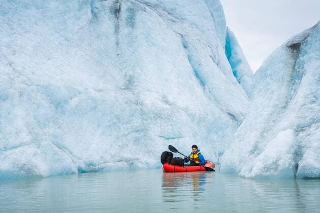 Creative Highlights Symbolbilder Mann mit Packraft auf See, dahinter Eisberg, Grönland, Nordamerika *** Man with packraft at Lake, behind it Iceberg, Greenland, North America Copyright: imageBROKER/GabrielxGersch ibxgag04608701.jpg ,model released, Symbolfoto ,property released
