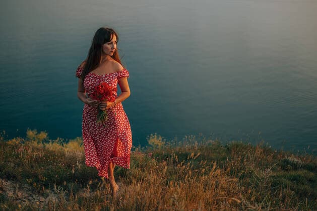 Creative Highlights Symbolbilder portrait young woman in summer backdrop sea with bouquet flowers Anapa, Krasnodar Krai, Russia CR_ONIB220816-1028517-01 ,model released, Symbolfoto