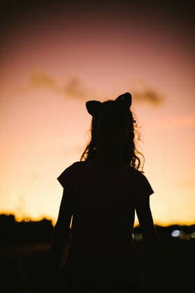 Creative Highlights Symbolbilder Girl child with cat ears in front of pink and orange sunset Chatan, Okinawa, Japan CR_WVNP220816-1027847-01 ,model released, Symbolfoto