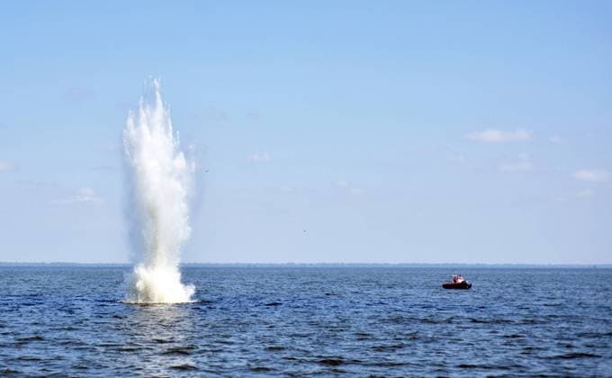 News Themen der Woche KW33 News Bilder des Tages CHERKASY, UKRAINE - AUGUST 19, 2022 - An explosive object is being neutralised by the dDivers of the State Emergency Service of Ukraine in the Dnipro River, Cherkasy, central Ukraine. Underwater demining in Cherkasy  Copyright: xEvgenxKotenkox
