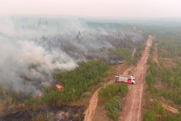 Bilder des Jahres 2022, News 08 August News Themen der Woche KW33 News Bilder des Tages RYAZAN REGION, RUSSIA - AUGUST 19, 2022: Smoke billows from a wildfire. The Russian Emergencies Ministry sent a Beriev Be-200 amphibious aircraft, two Ilyushin Il-76 airlifters, a Mil Mi-26 helicopter and three Mil Mi-8 helicopters to Russia s Ryazan Region to battle wildfires. A fire covers an area of 500 hectares in the Spassky District, Ryazan Region; a state of emergency is declared. Alexander Ryumin TASS  TS13E97E