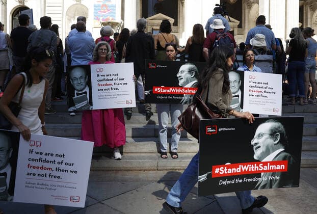 Bilder des Jahres 2022, News 08 August News Themen der Woche KW33 News Bilder des Tages Supporters of author Salman Rushdie hold signs when they attend a New York literary event rally held in support of Salman Rushdie following last week s attack on Friday, August 19, 2022 at The New York Public Library in New York City. Rushdie was stabbed on stage in New York on August 12th and remains in critical condition.  NYP20220819127 JohnxAngelillo