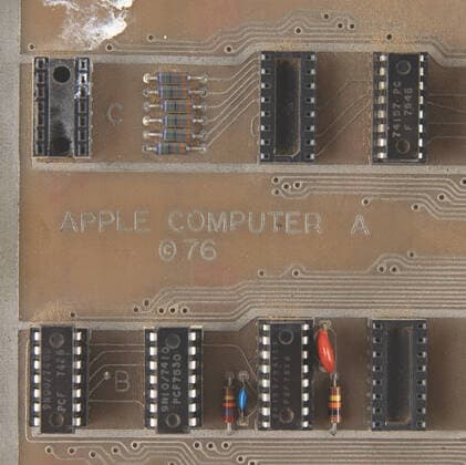 IMAGO History, 250 Jahre USA, Digitales Zeitalter: Entwicklung des Internets und Aufstieg von Silicon Valley August 19, 2022, Boston, Massachusetts, USA: Steve Jobs Apple-1 Computer prototype sold for $677,196, according to Boston-based RR Auction. In 1976, Jobs used this prototype to demonstrate the Apple-1 to Paul Terrell, owner of The Byte Shop in Mountain View, California, one of the first personal computer stores in the world. The demo resulted in Apple Computer s first big order and changed the course of the company, what Jobs and Woz had conceived as part of a $40 do-it-yourself kit for hobbyists became, at Terrell s request, a fully assembled personal computer to be sold at $666.66. Wozniak later placed Terrell s purchase order for fifty Apple-1s in perspective: That was the biggest single episode in all of the company s history. Nothing - ZUMAz03_ 20220819_zhp_z03_401 Copyright: xCourtesyxRRxAuctionx