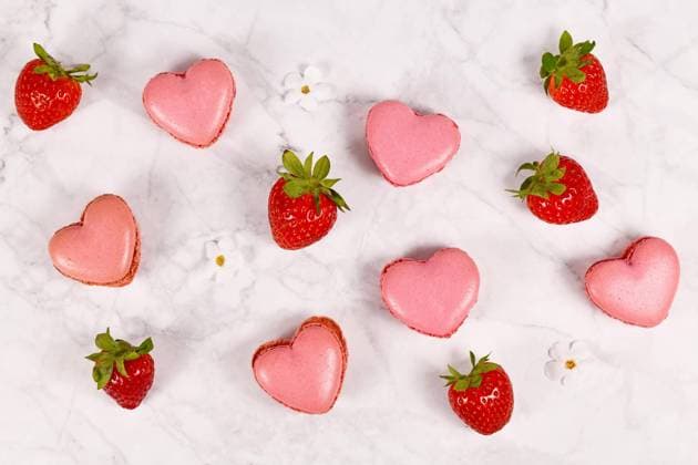  Rosa herzförmige französische Macaron Bonbons neben Erdbeerfrüchten *** Pink Heart-shaped French Macaron Sweets next to strawberry fruits Copyright: imageBROKER/Firn ibxmob08456963.jpg