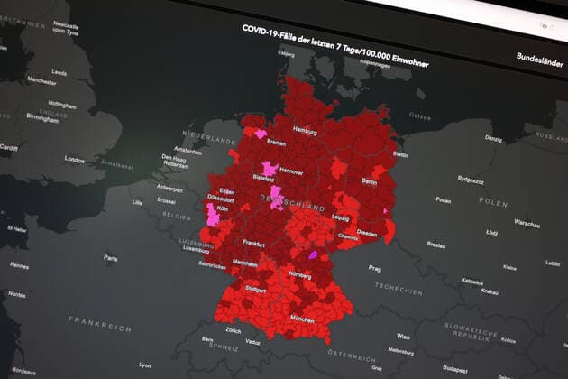 Dashboard des RKI, die 7-Tage-Inzidenz liegt nun bei 302,9 7-Tage-Inzidenz, Dashboard des RKI auf einem Monitor am 20.08.2022 in Siegen Deutschland.