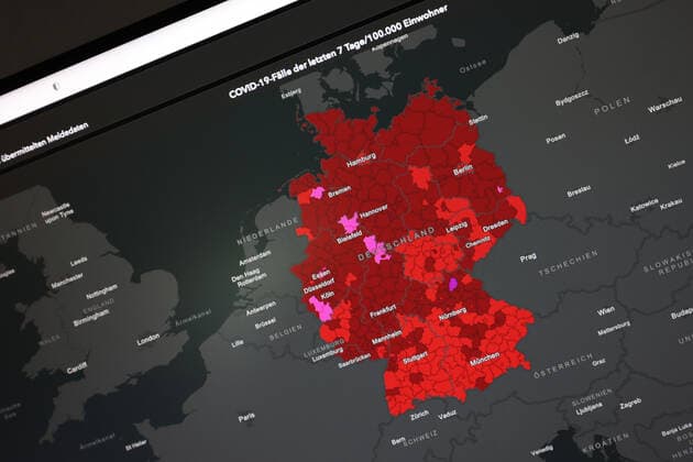 Dashboard des RKI, die 7-Tage-Inzidenz liegt nun bei 302,9 7-Tage-Inzidenz, Dashboard des RKI auf einem Monitor am 20.08.2022 in Siegen Deutschland.