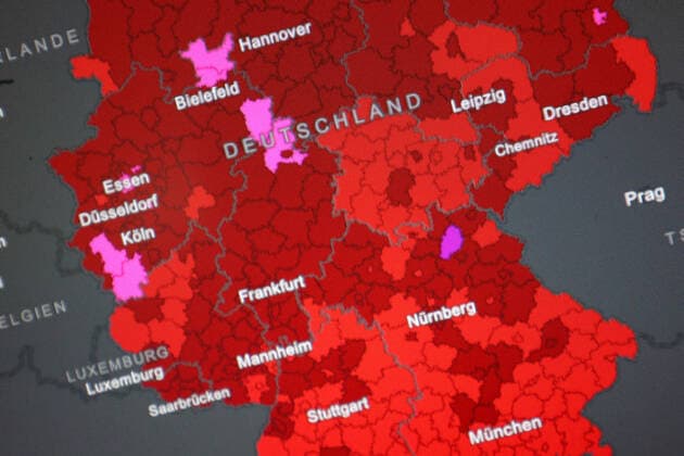 Dashboard des RKI, die 7-Tage-Inzidenz liegt nun bei 302,9 7-Tage-Inzidenz, Dashboard des RKI auf einem Monitor am 20.08.2022 in Siegen Deutschland.