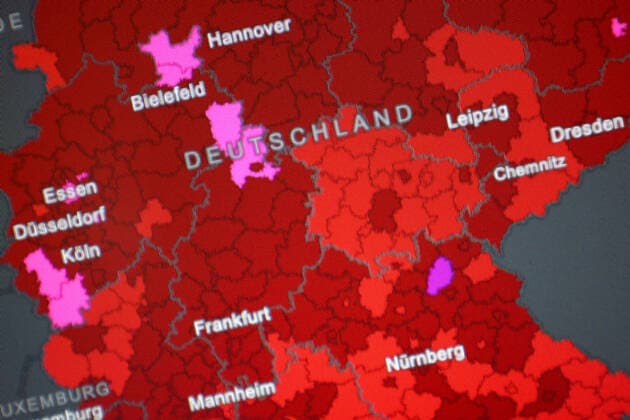 Dashboard des RKI, die 7-Tage-Inzidenz liegt nun bei 302,9 7-Tage-Inzidenz, Dashboard des RKI auf einem Monitor am 20.08.2022 in Siegen Deutschland.