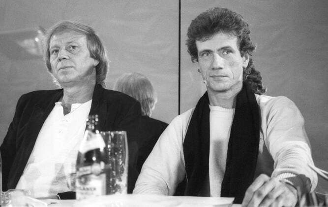 Wolfgang Petersen (li.) mit Jürgen Prochnow 12 84 haef Wolfgang Petersen (li.) mit Jürgen Prochnow im Dezember 1984 Deutschland deutsch deutscher Mann Film TV Fernsehen Regie Drehbuchautor Autor Produzent Filmproduzent Regisseur Männer Schauspieler Schauspiel german director author writer producer actor quer Podium sitzend Portrait neutral lächelnd sw *** Wolfgang Petersen li with Jürgen Prochnow 12 84 haef Wolfgang Petersen li with Jürgen Prochnow in December 1984 Germany German German man film TV television director screenwriter author producer film producer director men actor acting german director author writer producer actor across podium sitting portrait neutral smiling bw