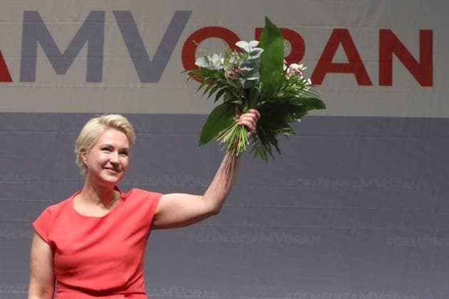 News Bilder des Tages Blick am Sonnabend in der Hanse- und Universitätsstadt Rostock auf den Landesparteitag der SPD Mecklenburg Vorpommern. Bei der Veranstaltung wählten die Delegierten ihre Führungsspitze neu. Dazu sprach der Generalsekretär Kevin Kühnert zu den Abwesenden. Im Bild: Die Landesvorsitzende Manuela Schwesig *** View on Saturday in the Hanseatic and university city of Rostock on the state party conference of the SPD Mecklenburg Western Pomerania At the event, the delegates elected their leadership new For this, the Secretary General Kevin Kühnert spoke to the absentees In the picture The state chairwoman Manuela Schwesig