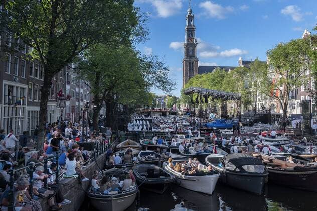 News Themen der Woche KW33 News Bilder des Tages 2022-08-20 18:46:19 AMSTERDAM - Audience during the fortieth edition of the Prinsengracht concert. Every year, more than 10,000 visitors listen to the free classical open-air concert from their boats, window frames or from the quay. Over the past two years, the concert has taken a different shape due to the corona measures that applied at the time. ANP EVERT ELZINGA netherlands out - belgium out