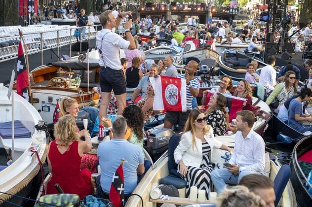 2022-08-20 19:05:57 AMSTERDAM - Audience during the fortieth edition of the Prinsengracht concert. Every year, more than 10,000 visitors listen to the free classical open-air concert from their boats, window frames or from the quay. Over the past two years, the concert has taken a different shape due to the corona measures that applied at the time. ANP EVERT ELZINGA netherlands out - belgium out