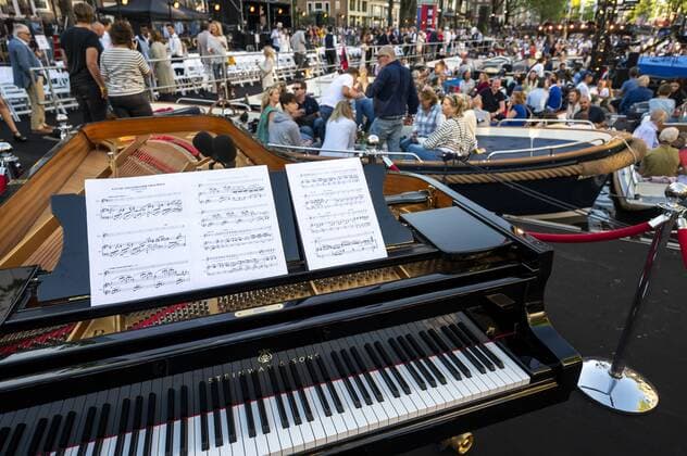 2022-08-20 19:22:55 AMSTERDAM - Audience during the fortieth edition of the Prinsengracht concert. Every year, more than 10,000 visitors listen to the free classical open-air concert from their boats, window frames or from the quay. Over the past two years, the concert has taken a different shape due to the corona measures that applied at the time. ANP EVERT ELZINGA netherlands out - belgium out
