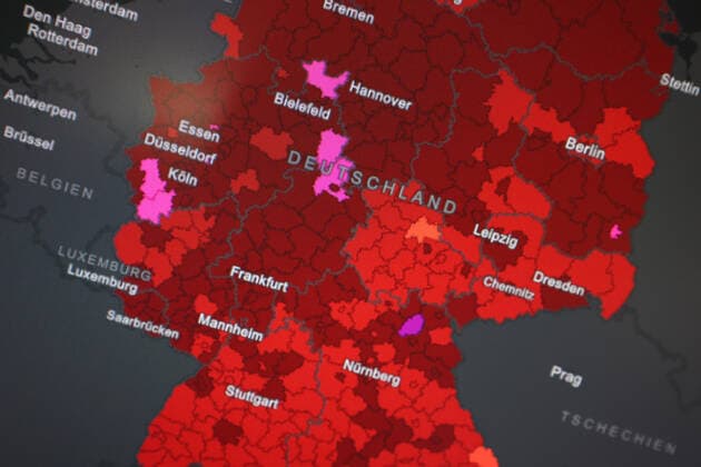 Dashboard des RKI, die 7-Tage-Inzidenz liegt nun bei 289,8 7-Tage-Inzidenz, Dashboard des RKI auf einem Monitor am 21.08.2022 in Siegen Deutschland.