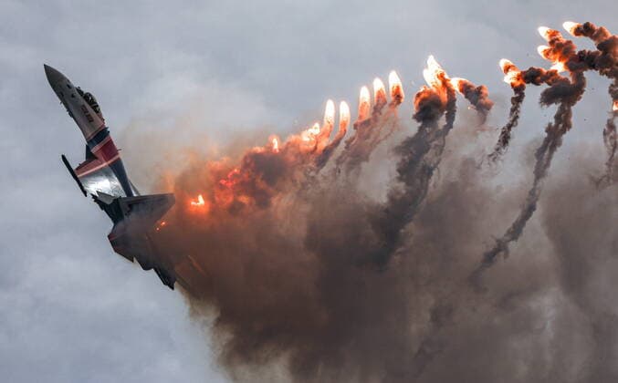 Bilder des Jahres 2022, News 08 August News Themen der Woche KW33 News Bilder des Tages MOSCOW REGION, RUSSIA â€“ AUGUST 21, 2022: A Sukhoi-Su35S fighter jet of the Russkiye Vityazi Russian Knights aerobatic team performs a demonstration flight during the Army 2022 International Military and Technical Forum at at Kubinka airfield. Sergei Bobylev TASS  TS13EDC5