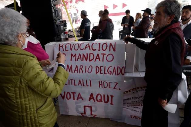 August 21, 2022, Mexico City, Mexico City, Mexico: August 21, 2022, Mexico City, Mexico: A person puts the vote inside the Ballot box during the the revocation of the mandate of the president and the secretary of the National Regeneration Movement party, Mario Delgado and Citlali HernoÂ¡ndez during the Second National Assembly of the party at the Monument to the Revolution in Mexico City. on August 21, 2022 in Mexico City, Mexico. Mexico City Mexico - ZUMAe321 20220821_zia_e321_006 Copyright: xLuisxBarronx xEyepixxGroupx