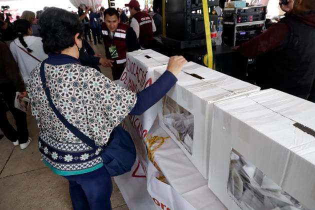August 21, 2022, Mexico City, Mexico City, Mexico: August 21, 2022, Mexico City, Mexico: A person puts the vote inside the Ballot box during the the revocation of the mandate of the president and the secretary of the National Regeneration Movement party, Mario Delgado and Citlali HernoÂ¡ndez during the Second National Assembly of the party at the Monument to the Revolution in Mexico City. on August 21, 2022 in Mexico City, Mexico. Mexico City Mexico - ZUMAe321 20220821_zia_e321_008 Copyright: xLuisxBarronx xEyepixxGroupx
