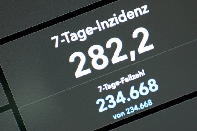 Dashboard des RKI, die 7-Tage-Inzidenz liegt nun bei 282,2 7-Tage-Inzidenz, Dashboard des RKI auf einem Monitor am 22.08.2022 in Siegen Deutschland.