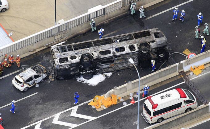 Bilder des Jahres 2022, News 08 August News Themen der Woche KW34 News Bilder des Tages Expressway accident in central Japan Photo taken from a Kyodo News helicopter on Aug. 22, 2022, shows burnt remains of a bus after it overturned and caught fire in an accident that occurred earlier in the day near the Toyoyama-Minami interchange on the Nagoya Expressway in Aichi Prefecture in central Japan.  A14AA0001328528P