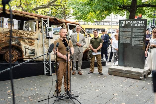 Bilder des Jahres 2022, News 08 August News Themen der Woche KW34 News Bilder des Tages 22.08.2022,Berlin,Deutschland,Testament von Bucha (Butscha), Eröffnung der Ausstellung auf dem George-Grosz-Platz am Kurfürstendamm.Ukrainische und deutsche Partner und Behörden haben sich zusammengetan, um ein authentisches Stück der Tragödie von Bucha auf dem Kurfürstendamm auszustellen. Bei dem Exponat handelt es sich um ein verbranntes Auto, in dem vier Zivilistinnen bei einem russischen Angriff ums Leben kamen.Foto:S.E. Dr. Andrij Melnyk, LL.M. Botschafter der Ukraine in Deutschland. *** 22 08 2022,Berlin,Germany,Testament of Bucha Butscha , opening of the exhibition at George Grosz Platz on Kurfürstendamm Ukrainian and German partners and authorities have joined forces to exhibit an authentic piece of the Bucha tragedy on Kurfü