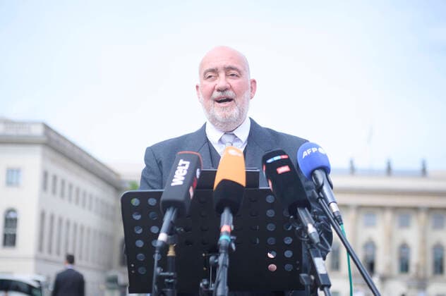 News Themen der Woche KW34 News Bilder des Tages Ron Prosor Statement auf dem Bebelplatz in Berlin Ron Prosor (Israelischer Botschafter in Deutschland) während einer Statements im Rahmen seiner heutigen Akkreditierung als Botschafter am 22.08.2022 auf dem Bebelplatz in Berlin. Berlin Bebelplatz Berlin Deutschland *** Ron Prosor Statement at the Bebelplatz in Berlin Ron Prosor Israeli Ambassador to Germany during a statement as part of his accreditation as Ambassador today 22 08 2022 at the Bebelplatz in Berlin Berlin Bebelplatz Berlin Germany
