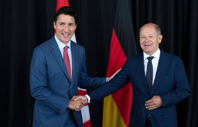 News Bilder des Tages August 22, 2022, Montreal, PQ, Canada: Prime Minister Justin Trudeau greets German Chancellor Olaf Scholz in Montreal on Monday, August 22, 2022. Montreal Canada  - ZUMAc35_ 20220822_zaf_c35_005 Copyright: xPaulxChiassonx