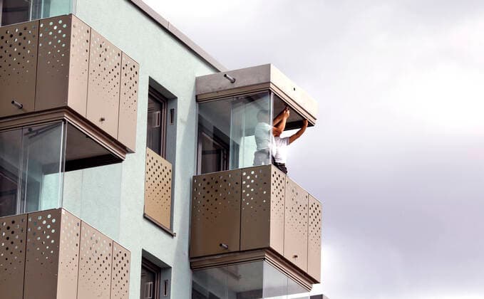 Neubauten Berlin Berlin, 22.08.2022 - Handwerker arbeiten an einem Balkon in Neubauten der HOWOGE an der Herrmann-Dorner-Allee in Berlin Adlershof. Berlin Berlin Deutschland *** New buildings Berlin Berlin, 22 08 2022 craftsmen working on a balcony in new buildings of HOWOGE at Herrmann Dorner Allee in Berlin Adlershof Berlin Berlin Germany