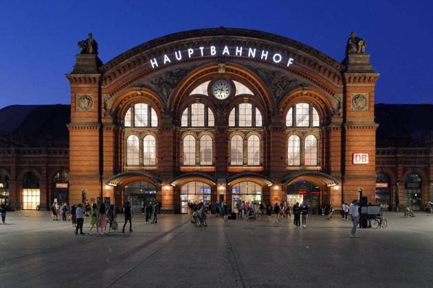 Bremen, der Hauptbahnhof zur abendlichen Stunde. *** Bremen, the main station at evening hour