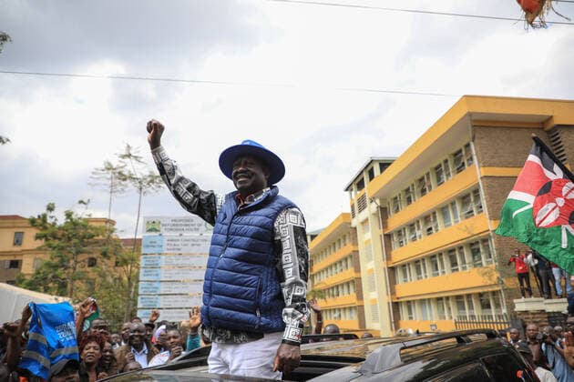 News Themen der Woche KW34 News Bilder des Tages August 22, 2022, Nairobi, Kenya: Azimio la Umoja One Kenya coalition Raila Odinga speaks to his supporters outside the Milimani Law Courts moments after filing a petition at the Supreme Court Sub-Registry offices challenging the presidential election results. Nairobi Kenya - ZUMAs197 20220822_zaa_s197_031 Copyright: xJohnxOchiengx