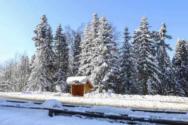 IMAGO Creative: Gesellschaft, Mobilität auf dem Land Vintage bus stop on a country road during the winter.  BEW1E012D1F