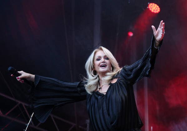21.08.2022, Jazz and Joy Worms 2022, 31. Internationales Musikfestival in Worms, Die britische Pop- und Rocksängerin Bonnie Tyler auf der Bühne am Marktplatz, zmdz Jazz and Joy 2022, Bonnie Tyler *** 21 08 2022, Jazz and Joy Worms 2022, 31 International music festival in Worms, British pop and rock singer Bonnie Tyler on stage at the market square, zmdz Jazz and Joy 2022, Bonnie Tyler.
