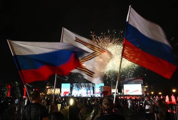 News Themen der Woche KW34 News Bilder des Tages Russia National Flag Day 8258306 22.08.2022 People watch fireworks at the National Flag Day at Poklonnaya Gora War Memorial Park in Moscow, Russia. Grigory Sysoev Sputnik Moscow Russia  Copyright: xGrigoryxSysoevx