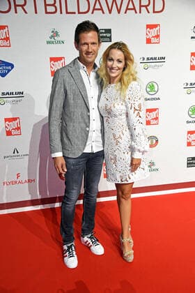 Andrea Kaiser mit Ehemann Sebastien Ogier beim SPORT BILD-Award 2022 in der Fischauktionshalle in Hamburg am 22.08.2022