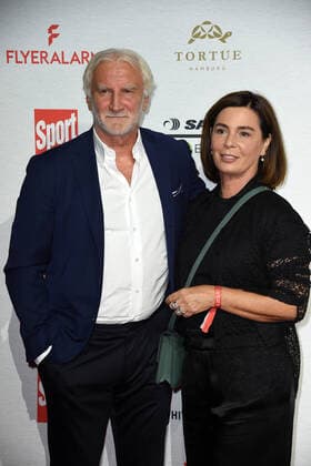 Rudi Völler mit Ehefrau Sabrina Völler beim SPORT BILD-Award 2022 in der Fischauktionshalle in Hamburg am 22.08.2022