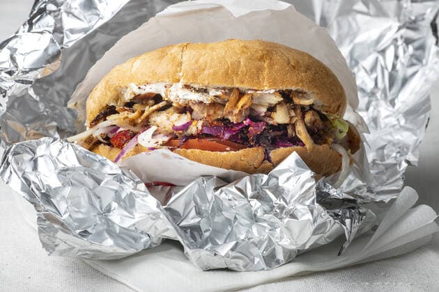 IMAGO Creative, Food, Fast Food, Döner Döner Kebap in Pita-Brot *** Döner Kebap in Pita Bread 1035307555