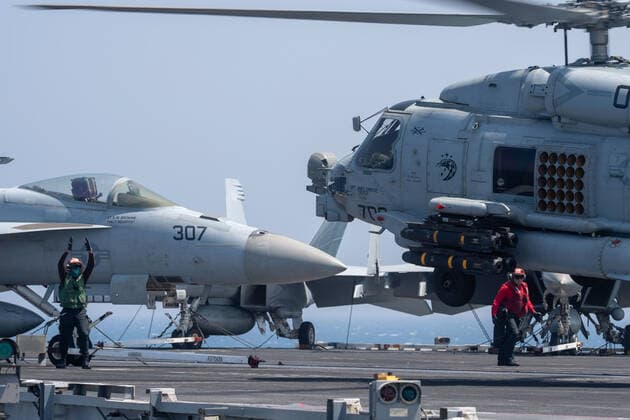 BAB AL-MANDEB STRAIT (April 13, 2019) Airman Johnny Andrews, left, from Washington, D.C., signals the pilots of an MH-60R Sea Hawk helicopter assigned to Helicopter Maritime Strike Squadron (HSM) 71 to take off from the flight deck of the aircraft carrier USS John C. Stennis (CVN 74) in the Bab al-Mandeb Strait, April 13, 2019. The John C. Stennis Carrier Strike Group is deployed to the U.S. 5th Fleet area of operations in support of naval operations to ensure maritime stability and security in the Central Region, connecting the Mediterranean and the Pacific through the western Indian Ocean and three strategic choke points. Copyright: xpiemagsx milflic16082021 (9654) !ACHTUNG AUFNAHMEDATUM GESCHÄTZT!