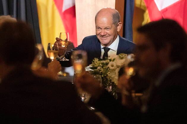 News Themen der Woche KW34 News Bilder des Tages August 22, 2022, TORONTO, ON, Canada: Chancellor of Germany, Olaf Scholz raises a glass to a toast during a dinner with Prime Minister Justin Trudeau in Toronto on Monday, August 22, 2022. TORONTO Canada  - ZUMAc35_ 20220822_zaf_c35_062 Copyright: xChrisxYoungx