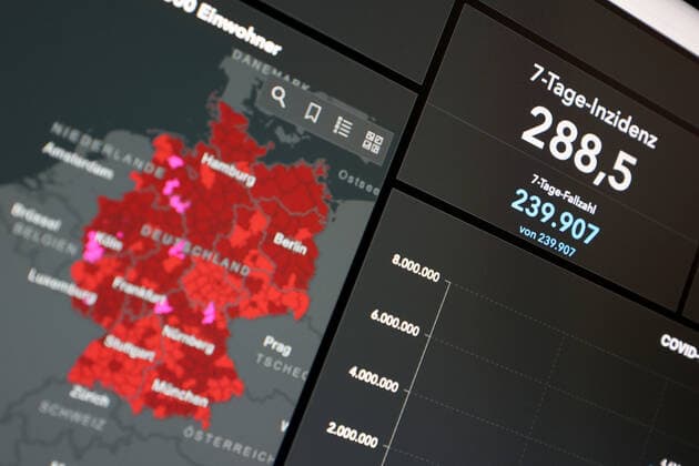 Dashboard des RKI, die 7-Tage-Inzidenz liegt nun bei 288,5 7-Tage-Inzidenz, Dashboard des RKI auf einem Monitor am 23.08.2022 in Siegen Deutschland.