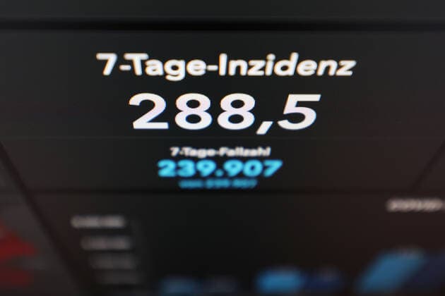 News Bilder des Tages Dashboard des RKI, die 7-Tage-Inzidenz liegt nun bei 288,5 7-Tage-Inzidenz, Dashboard des RKI auf einem Monitor am 23.08.2022 in Siegen Deutschland.