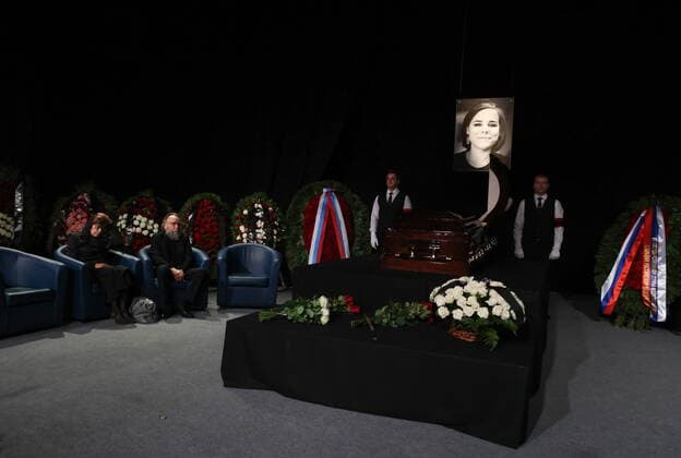 Bilder des Jahres 2022, News 08 August News Themen der Woche KW34 News Bilder des Tages MOSCOW, RUSSIA - AUGUST 23, 2022: A mourning ceremony for Russian journalist Darya Dugina (Platonova), a daughter of political philosopher Alexander Dugin, is held at the Ostankino Television Technical Center. On August 20, Dugina was killed in a car blast on Mozhaiskoye Highway near the village of Bolshiye Vyazyomy. According to the Russian Investigative Committee, an explosive device that had allegedly been planted in the journalist s Toyota Land Cruiser went off at around 21pm Moscow time on 20 August 2022. The woman behind the wheel died instantly. Vyacheslav Prokofyev TASS  TS13F016