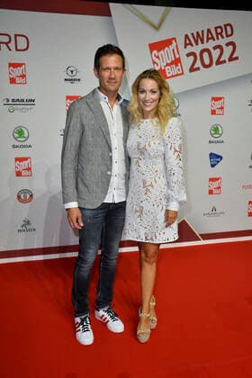 Sebastien Ogier (Rallyefahrer) mit Frau Andrea Kaiser (Fernsehmoderatorin) bei Ankunft zu der Verleihung des SPORT BILD Awards in der Fischauktionshalle in Hamburg am 22.08.2022